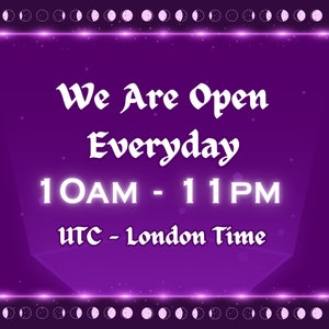 Op de afbeelding: Paarse achtergrond met een witte tekstoverlay die "We Are Open Everyday 10AM - 11PM UTC - London Time" luidt. De achtergrond is versierd met een rand van witte manen in verschillende fasen.