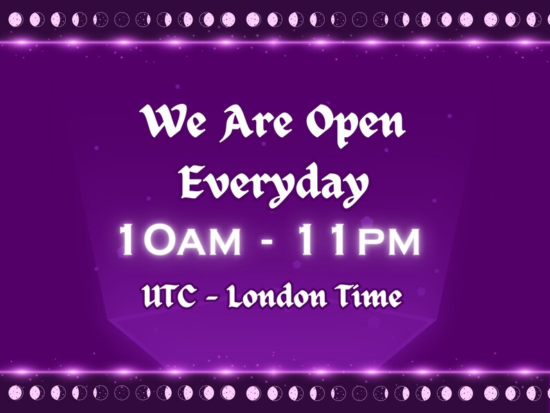 Op de afbeelding: Paarse achtergrond met een witte tekstoverlay die "We Are Open Everyday 10AM - 11PM UTC - London Time" luidt. De achtergrond is versierd met een rand van witte manen in verschillende fasen.