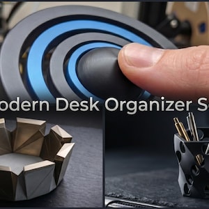 Puede incluir: Un moderno juego de organizador de escritorio con un cenicero geométrico, un portalápices y un diseño circular con detalles en azul. Incluye el texto "Modern Desk Organizer Set".