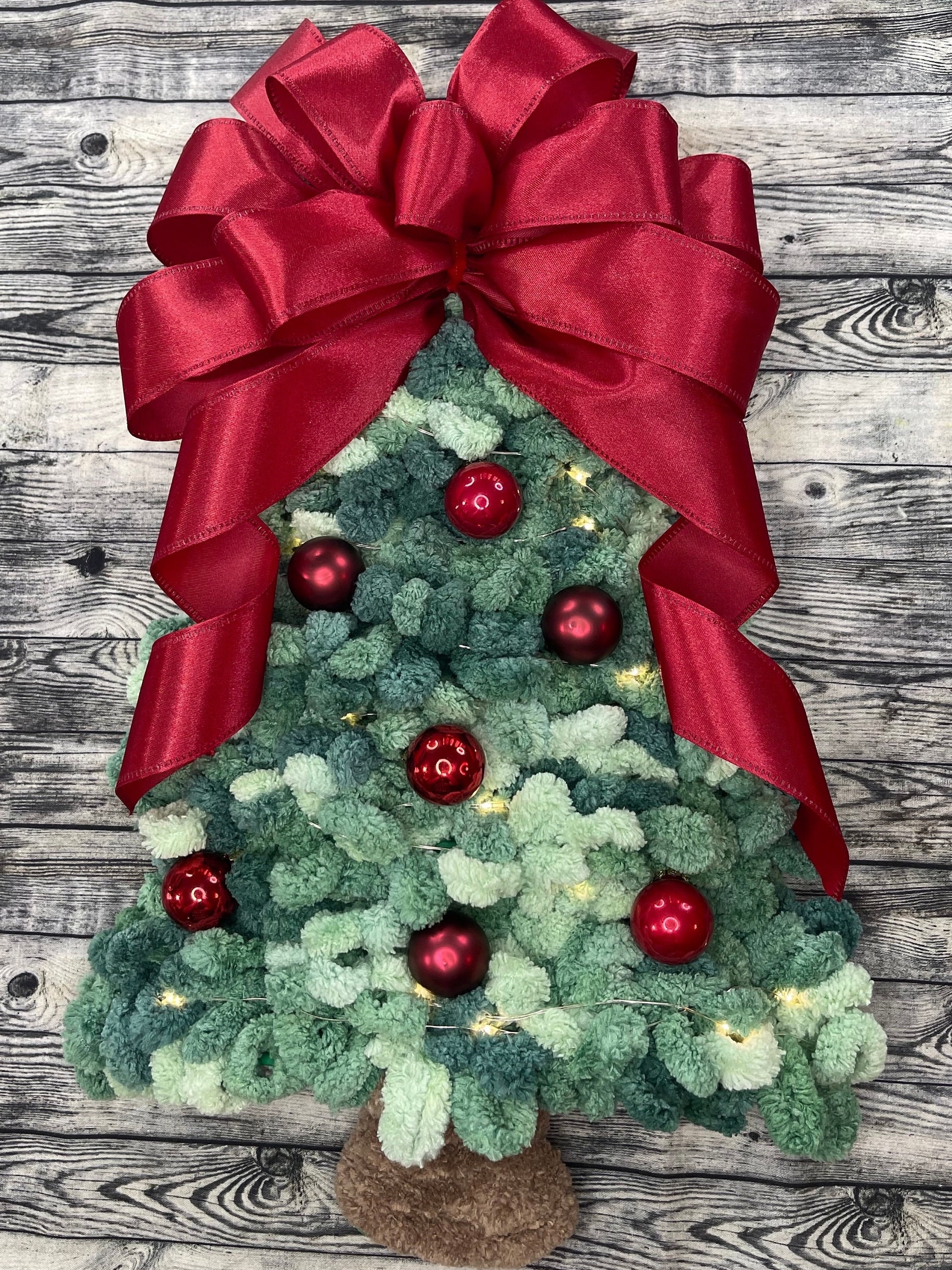16 Cozy Christmas Wreaths to Welcome the Season 8 Festive Loopy Chenille Yarn Christmas Tree Wreath - Holiday Door…