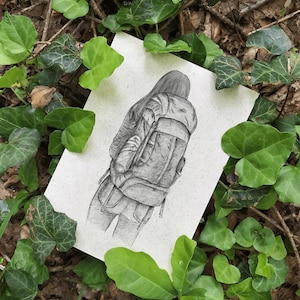Postkarte Rucksack Frau auf Graspapier mit Briefumschlag, Backpacking, Outdoor, Reisen, nachhaltiges Geschenk, kleines Geschenk Ostern