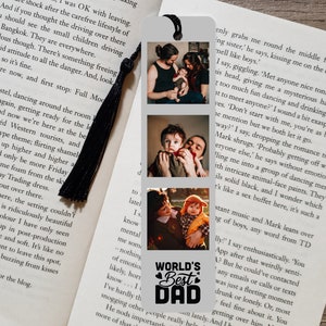 Puede incluir: Un marcap&aacute;ginas plateado con tres fotos de un padre y su hijo. Las fotos est&aacute;n dispuestas verticalmente. La foto de abajo incluye el texto "World's Best Dad" con corazones a cada lado de la palabra "Best".