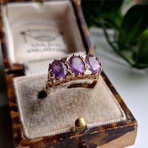 Anillo vintage de trilogía de amatista en oro de 9 quilates, años 90. Tamaño ajustable. (Ref. 00d)