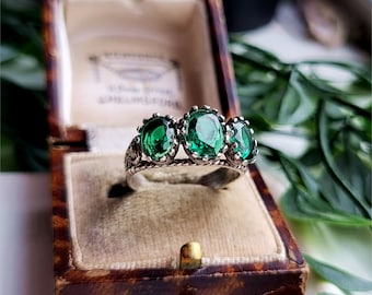 STUNNING Vintage Sterling Silver Emerald Trilogy Ring. RESiZING AVAiLABLE Silver Ring. Silver Emerald Ring. Silver ring.