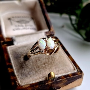 STUNNING Vintage 9ct Gold Opal Diamond Ring. 2 DiAMONDS!! STATEMENT RING. 9ct Gold Opal Ring. 9ct Gold Diamond Ring Vintage Opal ring (Refd