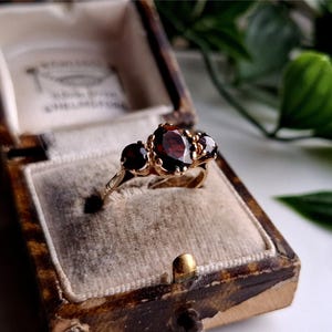 Anillo trilogía vintage de oro de 9 quilates con granate, años 70. Ajuste de tamaño disponible. Anillo de oro con granate [ref00p]