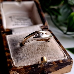 RARE Vintage 9ct Gold Diamond Trilogy Ring. 3 SPARKLiNG DIAMONDS. Two Colour Gold. White & YEllow 9ct Gold (ref00p)
