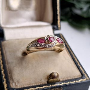 Impresionante anillo vintage de oro de 9 quilates con rubíes y diamantes. ¡8 diamantes! Una pieza única. [Ref00f]