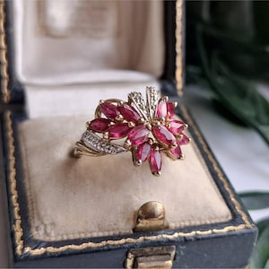 Prächtiger Ring aus 9-karätigem Gold mit Rubin und Diamanten. Ein echter Hingucker! Größenänderung möglich! [Ref006]