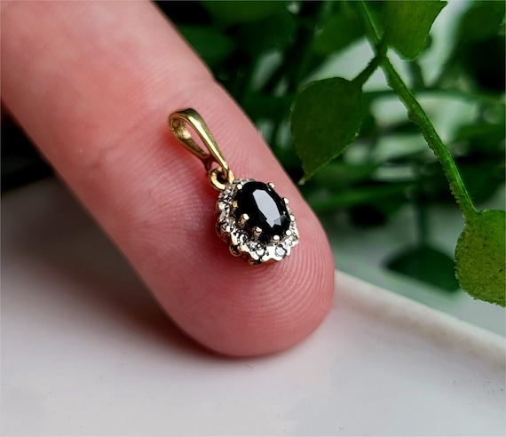 INCREDIBLE 9ct Gold Sapphire Diamond Pendant. THiS