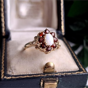 Impresionante anillo vintage de oro de 9 quilates con ópalo y granate. Posibilidad de cambio de talla (ref09).