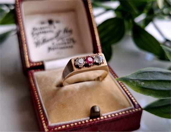 STUNNING 1970 Vintage 9ct Gold Ruby and White Topaz Ring. Payment Plans are Available! (ref00o)