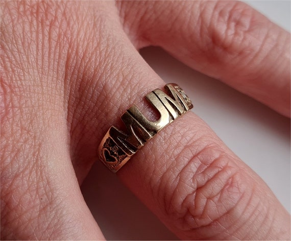 Vintage Solid 9ct Gold Diamond Mum Ring. Vintage 9ct Gold Mothers