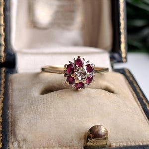 Impresionante anillo vintage de oro de 9 quilates con rubíes y diamantes. Posibilidad de cambio de talla. [Ref00f]