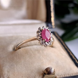FANTASTISK vintagering i 9 karat guld med rubiner och diamanter. UTTALANDE DETALJ [Ref004]