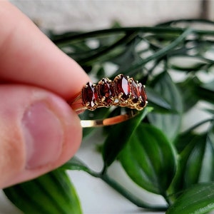 IMPRESSiVE Vintage 9ct Gold Garnet Eternity Ring. FREE RESiZING Vintage 9ct Gold Garnet Ring. STATEMENT RING! (Re00J)