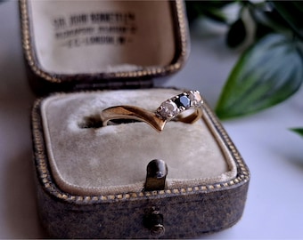 Anel vintage exclusivo em ouro 9 quilates com safira e zircônia cúbica. Ajuste de tamanho disponível! (Ref00p)