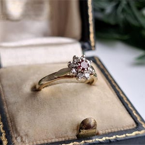 IMPRESIONANTE Anillo vintage de oro de 9 quilates con rubíes y diamantes de los años 80. ¡ASEGURAR este anillo ahora con un DEPÓSITO! Anillo de oro de 9 quilates con rubíes, [Ref0f]