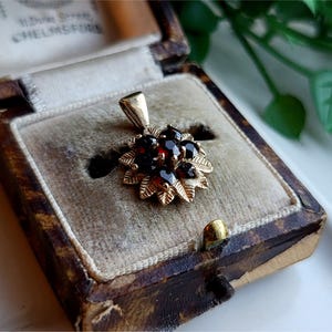 QUALITY Vintage 9ct Gold Garnet Cluster Pendant. 9ct Gold Pendant, Vintage Gold Pendant, Gold Garnet Pendant, Pendant (ref00t)