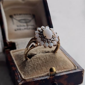 BEEINDRUCKENDE Vintage 9 Karat Gold Opal und Diamant Cluster Ring. 12 FUNKELNDE DIAMANTEN (rf00R