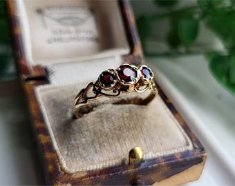 Vintage 9ct Gold Granat Trilogy Ring. LOVE HEART Schultern! Gold Granat Trilogy Ring. Größenänderung verfügbar [ref00X]