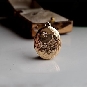 STUNNING 1990 Vintage 9ct Gold Diamond Flower Locket Pendant. OPENS and Closes Smoothly! (ref00s