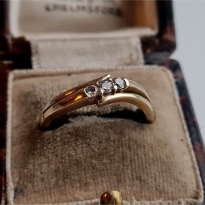 STUNNING Vintage 9ct Gold White Topaz Trilogy Ring. VERY SPARKLY (E)