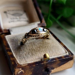 ECHTE vintage 9 kt gouden opaal en zwarte saffierring. 9 kt gouden ring met zwarte saffier en opaal
