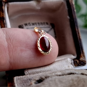 PRETTY Vintage 9ct Gold Garnet Pendant. 9ct Gold Pendant, Vintage Gold Pendant, Gold Garnet Pendant, Pendant (ref00L)