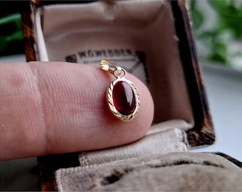 PRETTY Vintage 9ct Gold Garnet Pendant. 9ct Gold Pendant, Vintage Gold Pendant, Gold Garnet Pendant, Pendant (ref00L)