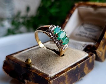 OTROLIG vintagering i 10 karat guld med smaragd och diamanter. 22 DIAMANTER! Naturlig smaragdring i 9 karat guld, storleksanpassning möjlig! ref00e)