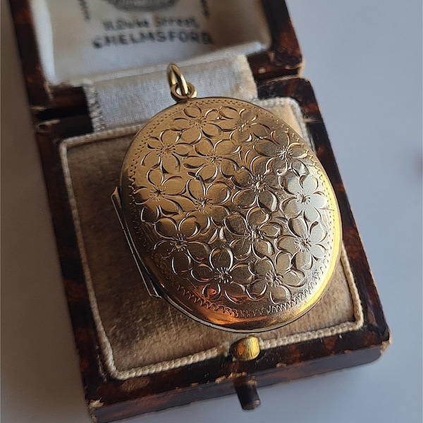 STUNNING Vintage 9ct Gold Opening Locket Pendant. FLOWER DESIGN