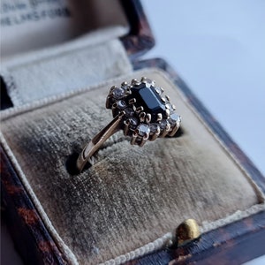 UNUSUAL Vintage 9ct Gold Sapphire And White Topaz Ring. STATEMENT RING (A)