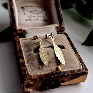 UNUSUAL Vintage 9ct Gold Leaf Earrings. STUNNING Vintage 9ct gold Earrings (Ref00o)