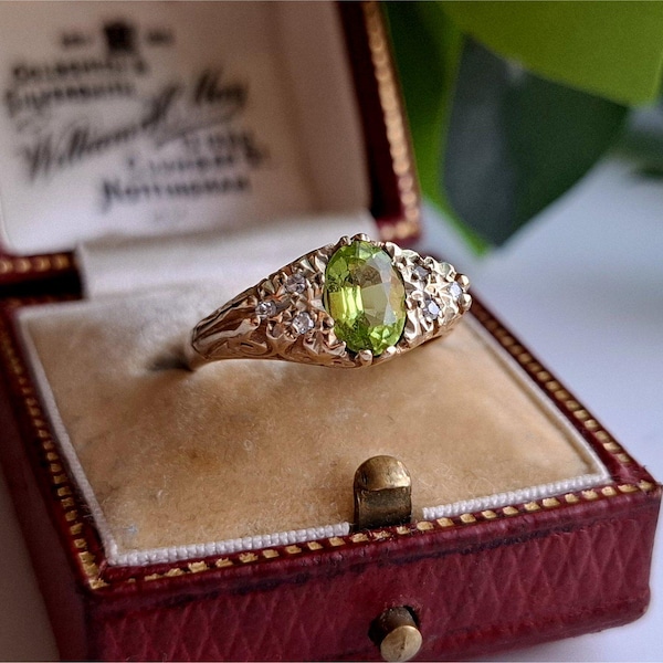 Anel vintage de 1982 em ouro 9 quilates com peridoto e diamantes. 6 diamantes! Ajuste de tamanho disponível! Anel em ouro 9 quilates com peridoto e diamantes. (Ref00r)