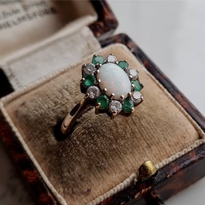 STUNNING Vintage 9ct Gold Opal and Emerald Cluster Ring, STUNNING, Gold Emerald and Opal Cluster Ring (Ref00a)