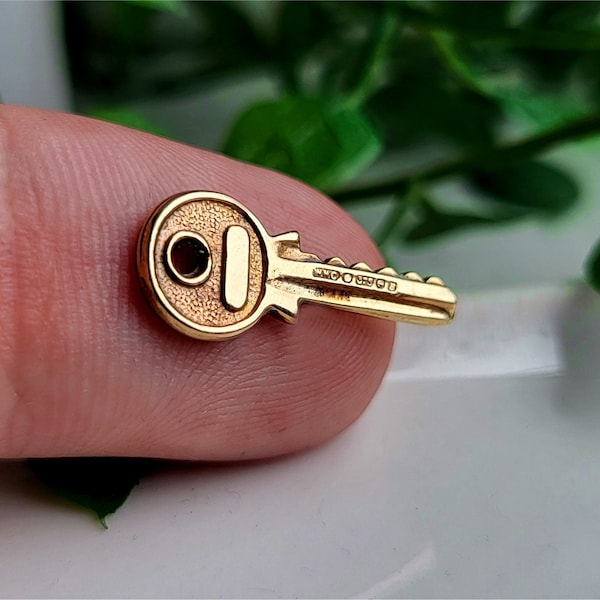 QUALITY Vintage 9ct Gold Key Charm. FULLY HALLMARKED 9ct Gold Yale Key Charm (Ref00P)