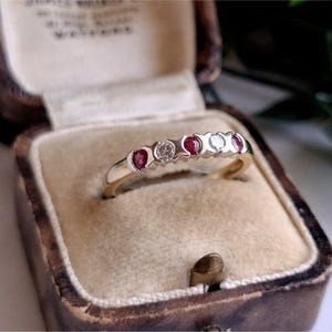Magnifique bague d'éternité en or 9 carats, rubis et diamants. Pièce d'exception [Ref00s]