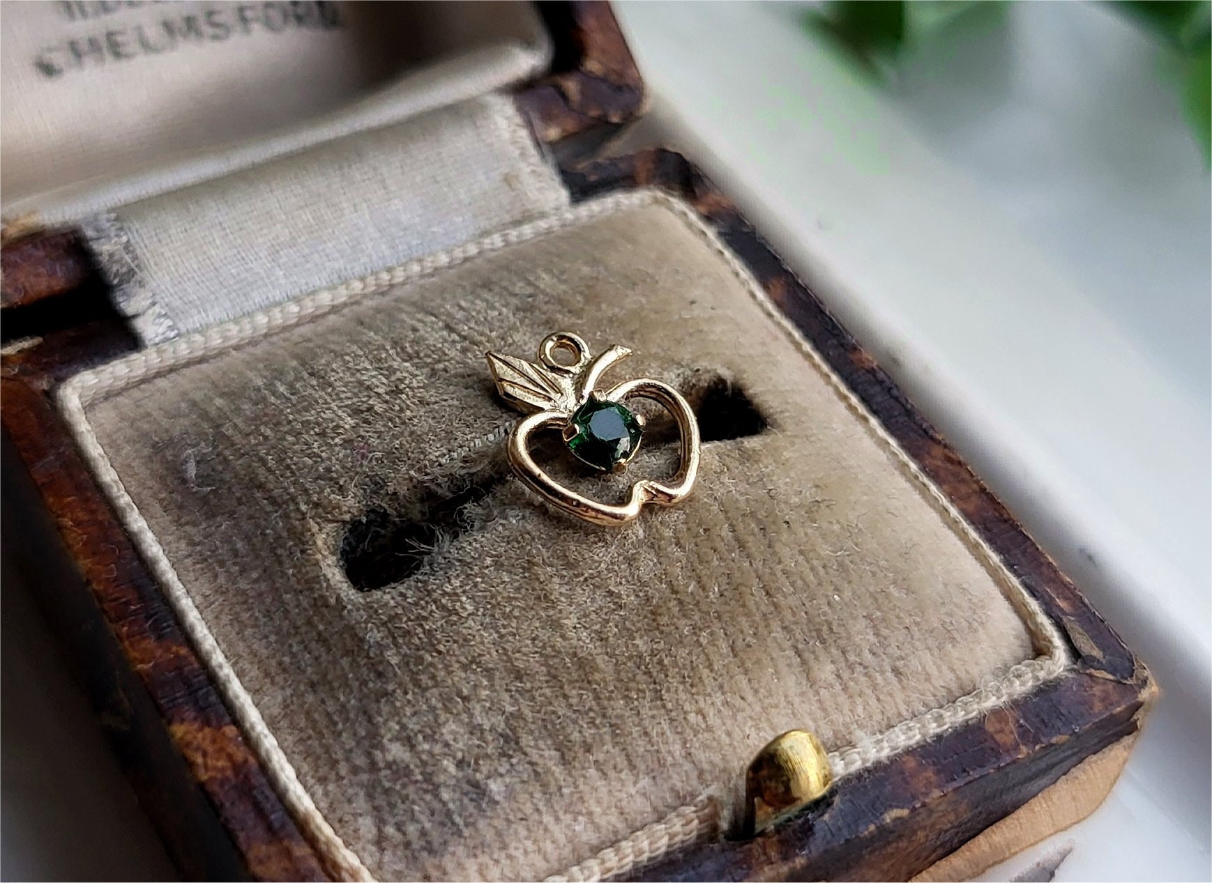 UNUSUAL Vintage 9ct Gold Apple Emerald Charm. 9ct Gold Apple Charm. Vintage Apple Pendant (Ref00f)