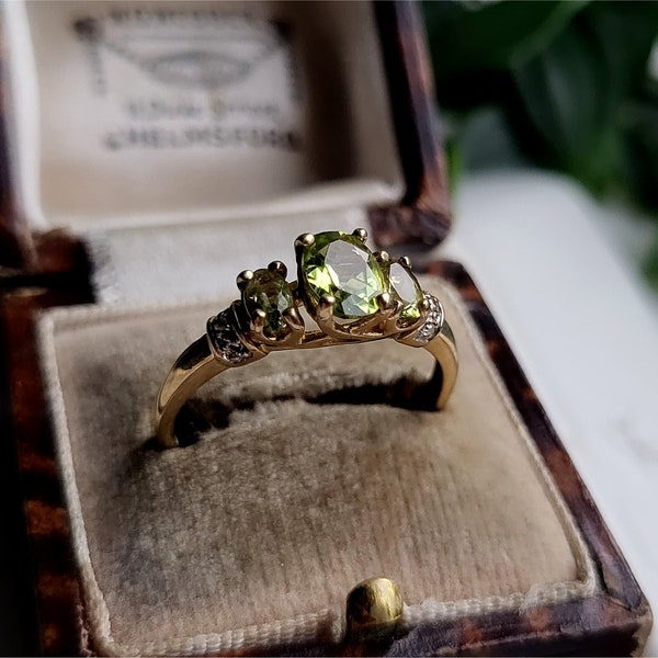 GENUINE Vintage 9ct Peridot And Diamond Ring. Vintage 9ct Gold Ring. Gold Diamond Ring. Gold Peridot Ring (Ref00C)