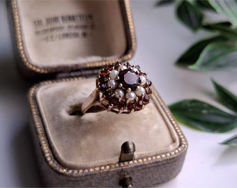 1970s Vintage 9ct Gold Garnet and Pearl Cluster Ring. Over 50 Years Old! RESIZING IS AVAiLABLE! 9ct Gold Pearl and Garnet (Ref0q)