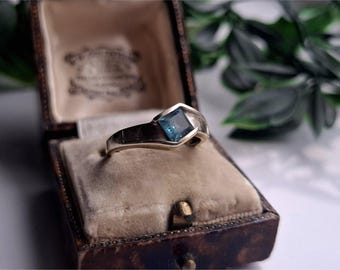 MINIMALIST Vintage 9ct Gold Aquamarine Ring. Resizing Available! (ref00m)
