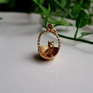 RARE Vintage 9ct Gold Cat in Basket Charm. VERY DETAILED! 9ct Gold Cat Pendant (refN)