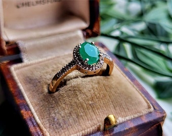IMPONERANDE Vintage ring i 9 karat guld med smaragder och diamanter. 24 DIAMANTER! Smaragdring i 9 karat guld, diamantring i 9 karat guld (ref00d)