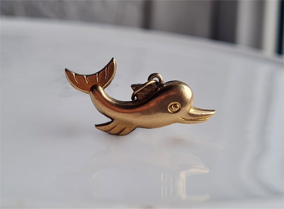 9ct dolphin charm brooch 9ct dolphin charm brooch