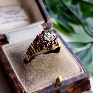 Atemberaubender Vintage 9 Karat Gold Rubin Diamant Cluster Ring. Sichern Sie sich diesen Ring jetzt MIT EINER ANZAHLUNG! 9ct Gold Rubin Ring, [Ref00t]