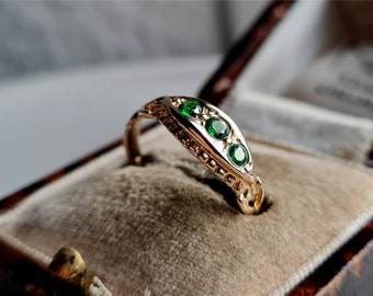 Vintage 9ct Gold Emerald Trilogy Ring. STUNNING RING