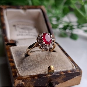 ONGELOOFLIJKE Vintage 9kt gouden robijnwitte topaasclusterring uit 1976. GROOTTE AANPASSEN VAN BESCHIKBAAR Gouden ring met robijn en witte topaas 9kt gouden ring met robijn (ref0c)