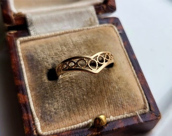 FANCY Vintage 9ct Gold Wishbone Ring, Lovely Patterned Ring (O)