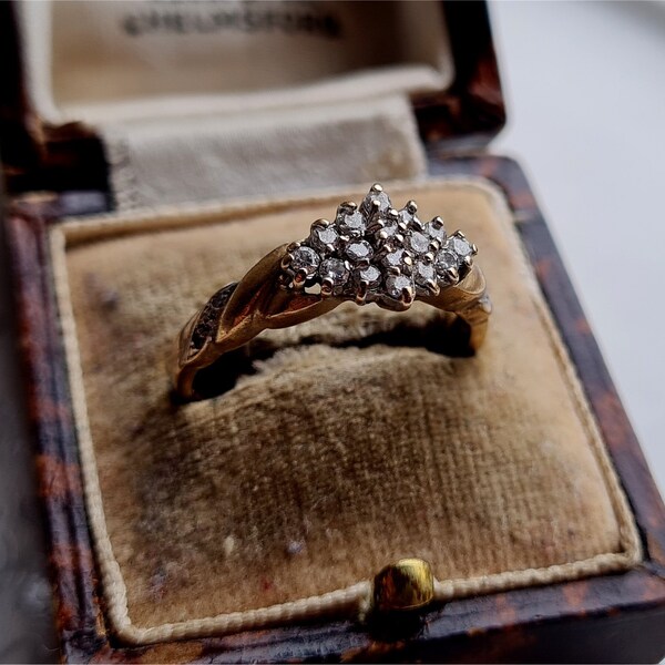 RARE Vintage 9ct Gold Diamond Cluster Ring. 20 SPARKLiNG DIAMONDS.